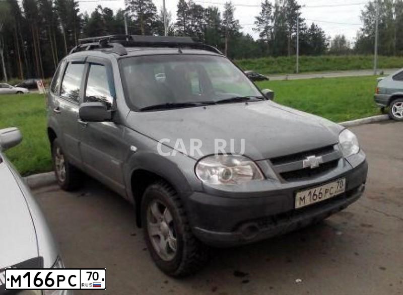 Фото автомобиля CHEVROLET T NIVA, 2009 — госномер Е504КА70. Цвет: ТЕМНО-СЕРЫЙ