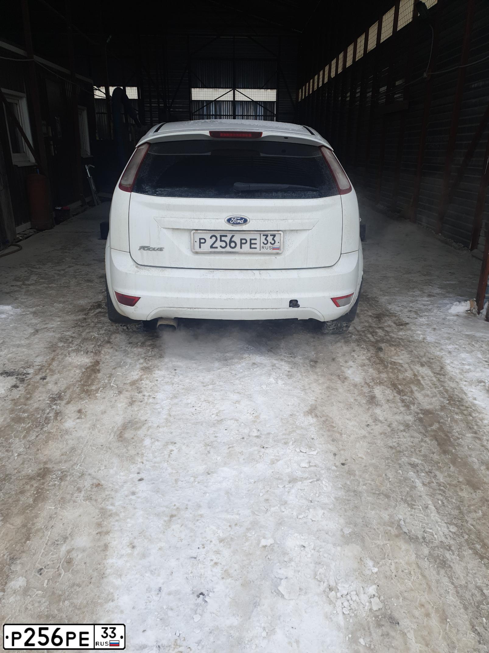 Фото автомобиля FORD FOCUS, 2008 — госномер Р256РЕ33. Цвет: Белый