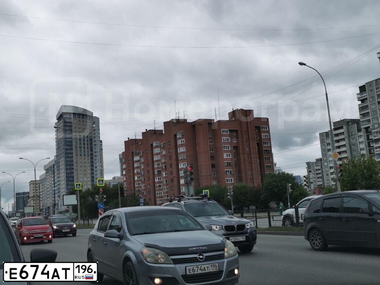 Фото автомобиля ОПЕЛЬ АСТРА, 2005 — госномер Р900МК196. Цвет: Серый