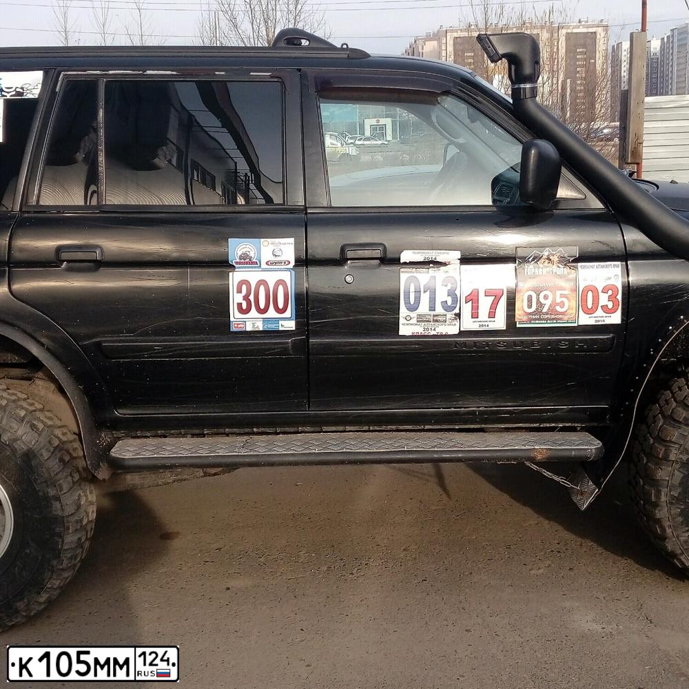 Фото автомобиля MITSUBISHI MONTERO, 2000 — госномер К105ММ124. Цвет: ЧЕРНЫЙ