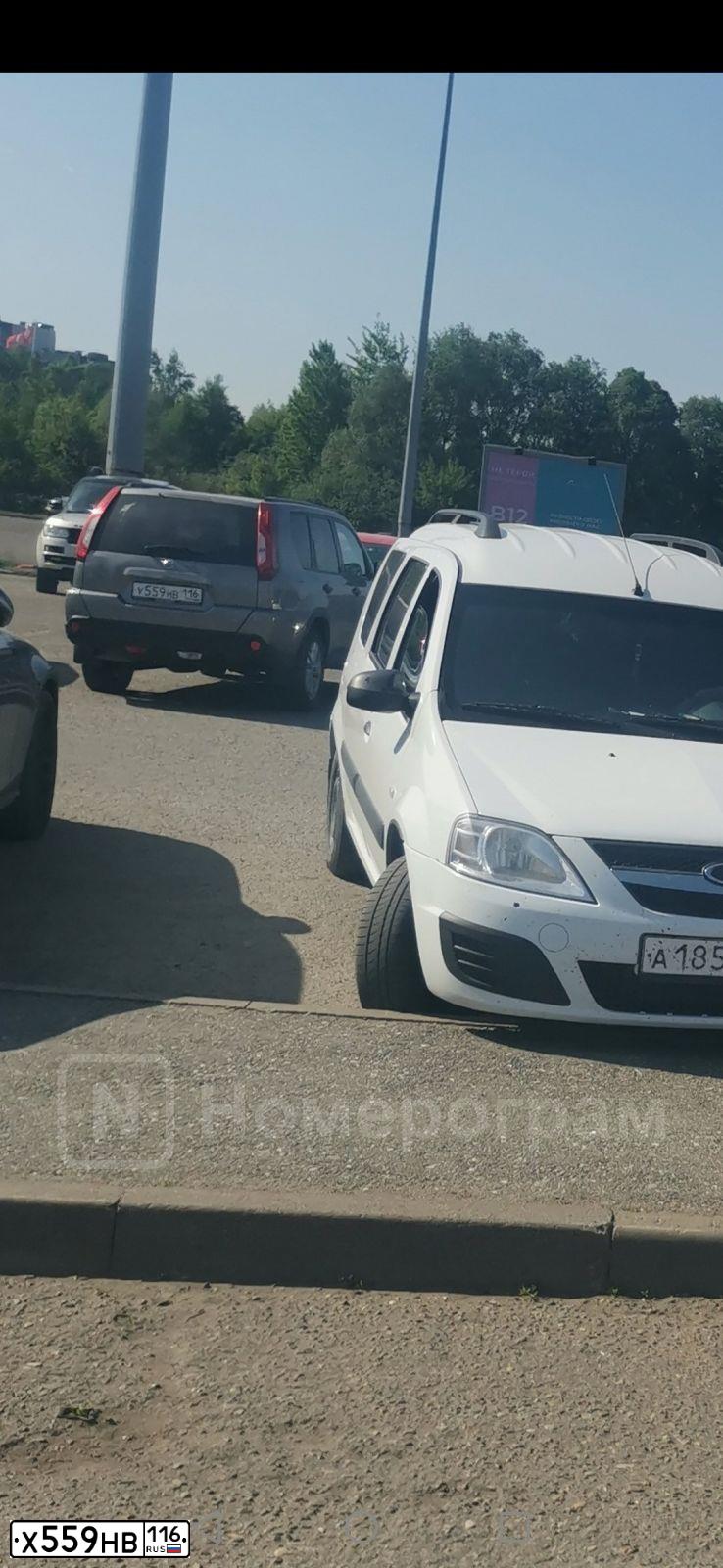 Фото автомобиля MERCEDES GL-KLASSE, 2015 — госномер Е362РО186. Цвет: Белый