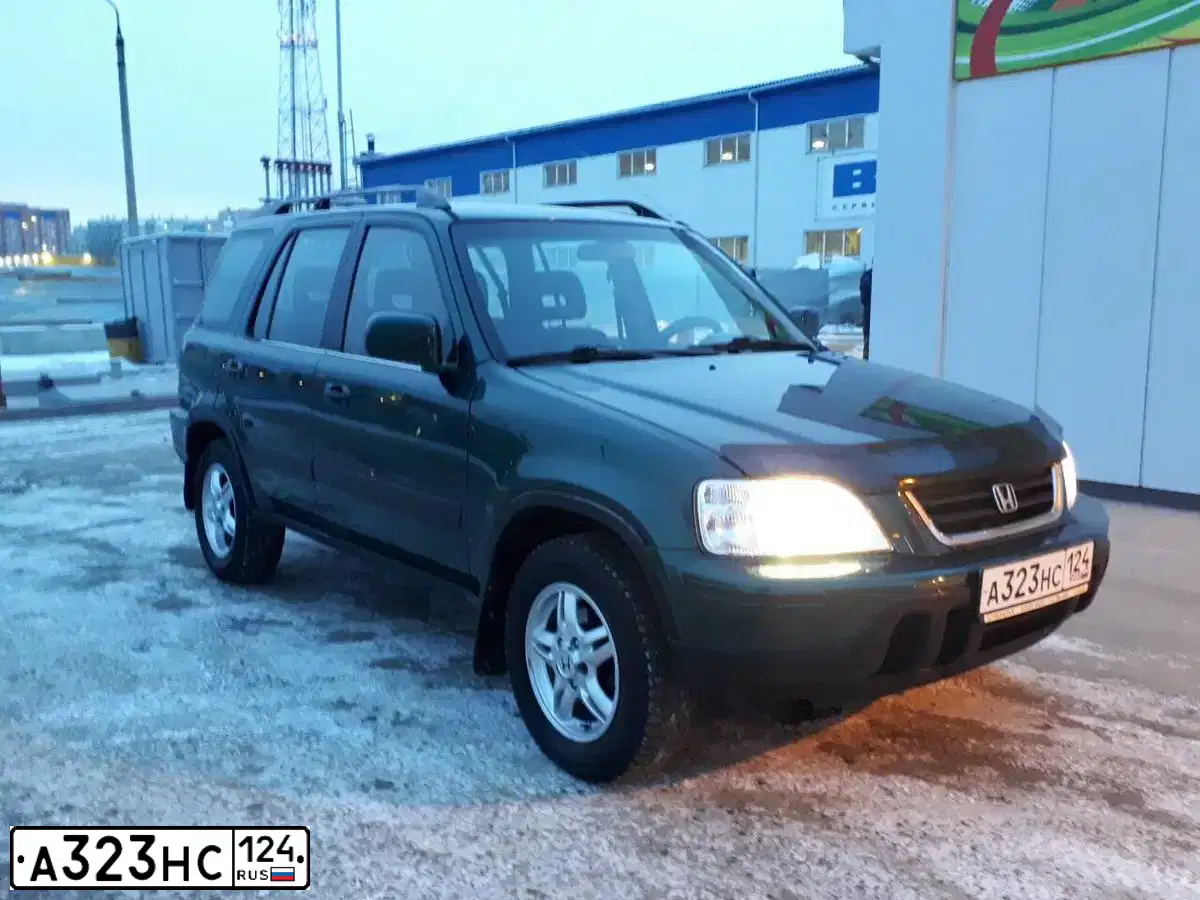 Фото автомобиля HONDA CR-V, 1999 — госномер А323НС124. Цвет: ЗЕЛЕНЫЙ