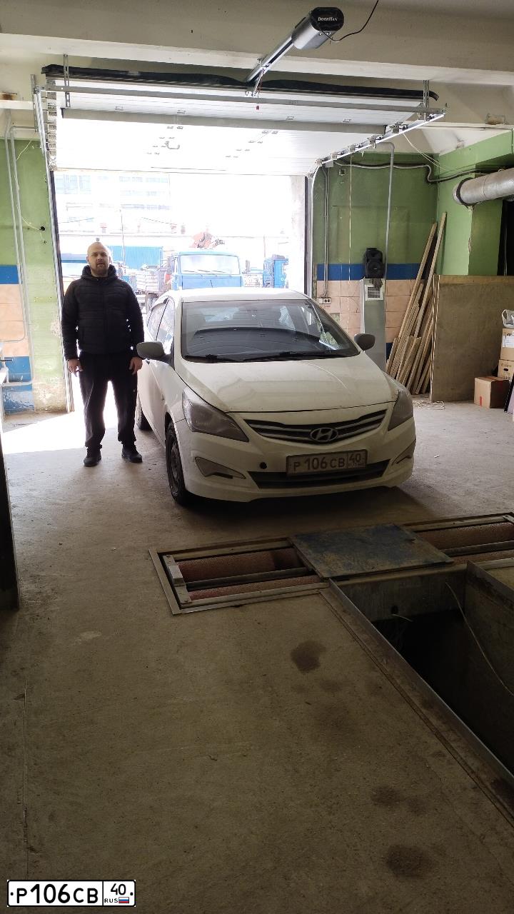 Фото автомобиля HYUNDAI SOLARIS, 2015 — госномер Е903МХ750. Цвет: Белый