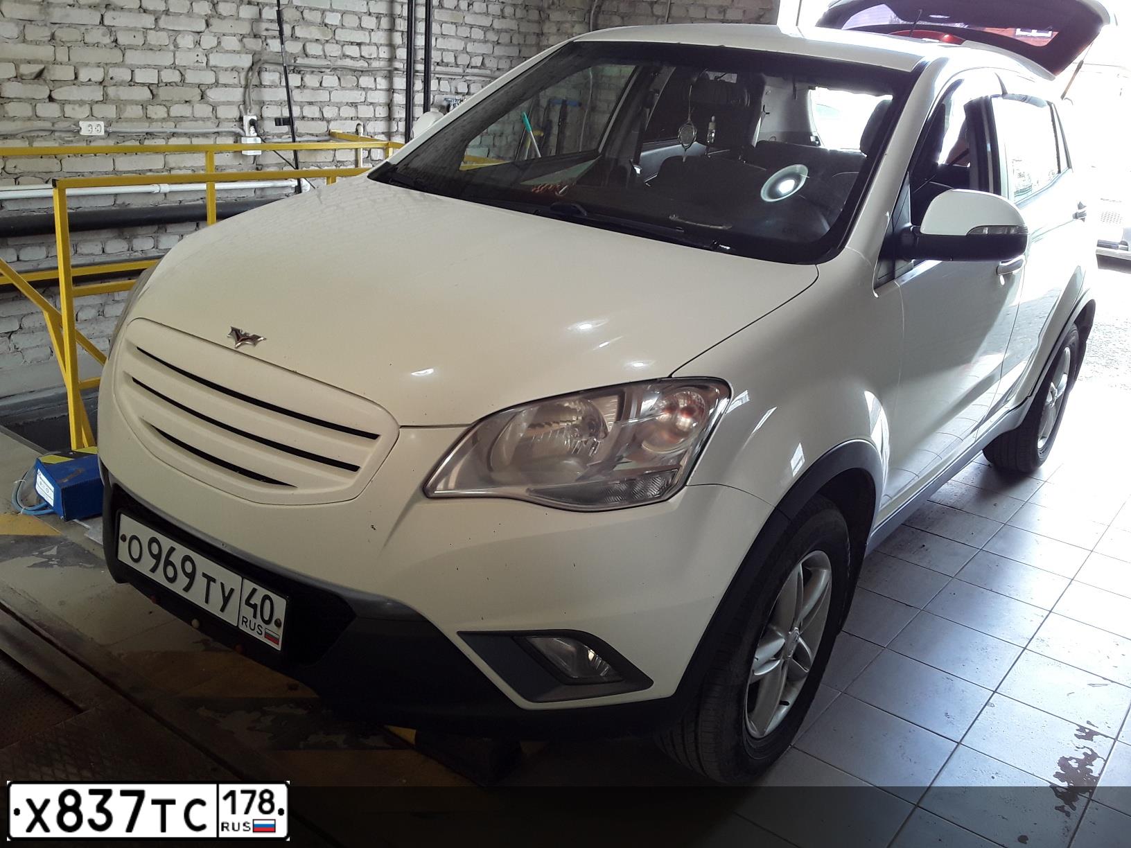 Фото автомобиля SSANGYONG ACTYON, 2011 — госномер Е050НК178. Цвет: Белый