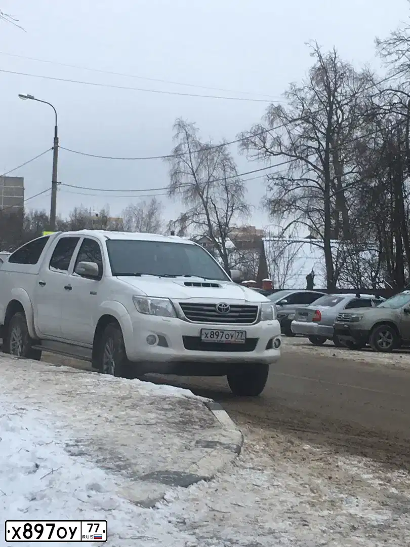 Фото автомобиля TOYOTA HILUX, 2013 — госномер Х897ОУ77. Цвет: Белый
