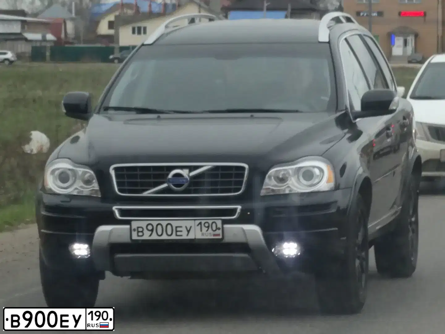 Фото автомобиля VOLVO XC90, 2013 — госномер В900ЕУ190. Цвет: ЧЕРНЫЙ