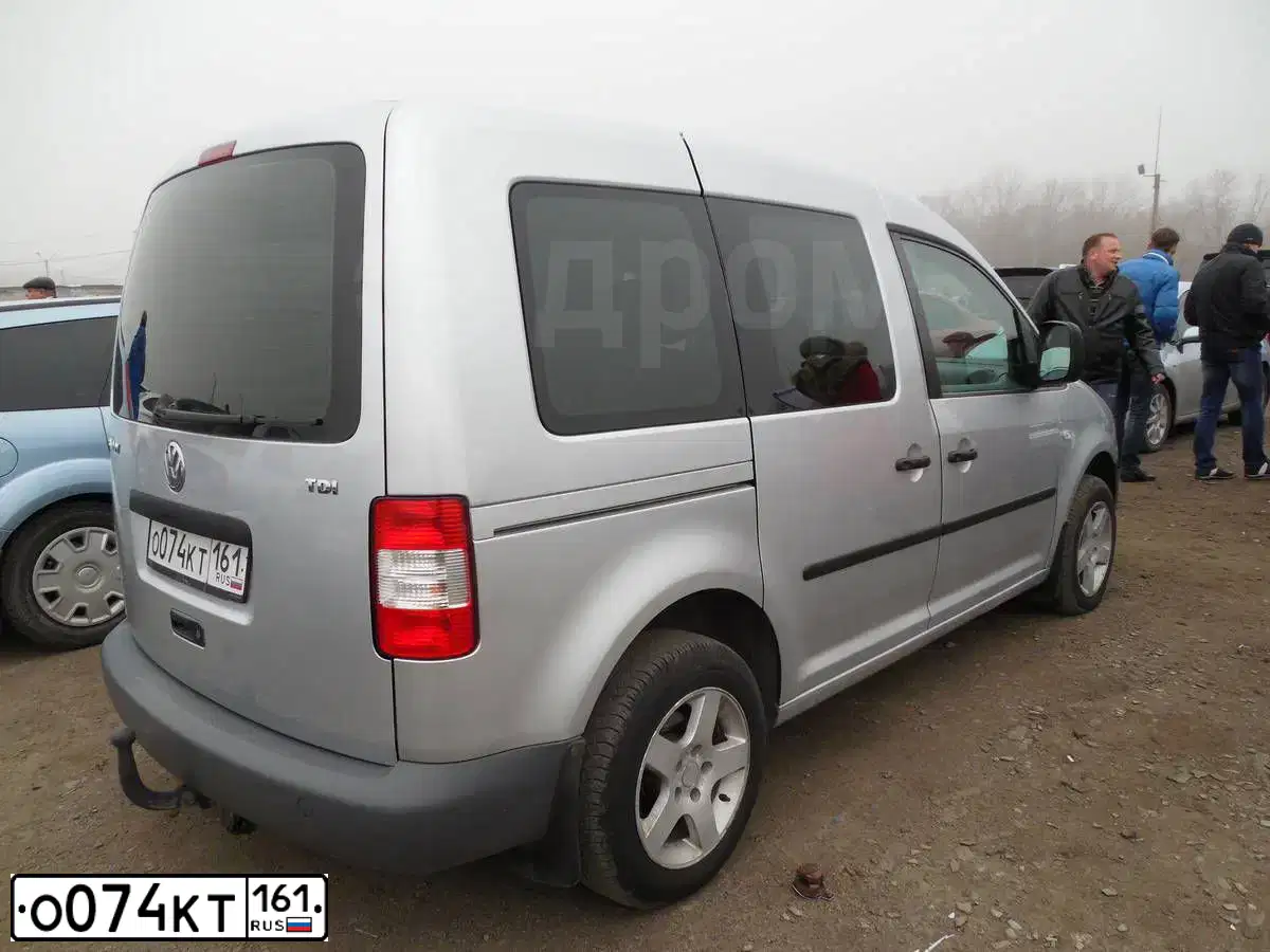 Фото автомобиля VOLKSWAGEN CADDY, 2004 — госномер О074КТ161. Цвет: СЕРЕБРИСТЫЙ