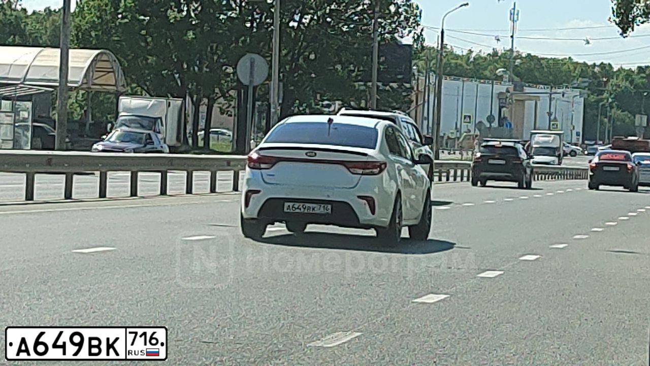 Фото автомобиля KIA RIO, 2017 — госномер Т563МО73. Цвет: БЕЛЫЙ