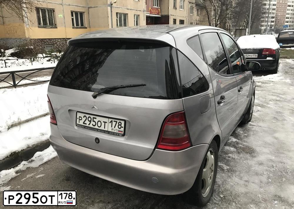 Фото автомобиля MERCEDES A-KLASSE, 1999 — госномер Р295ОТ178. Цвет: СЕРЫЙ