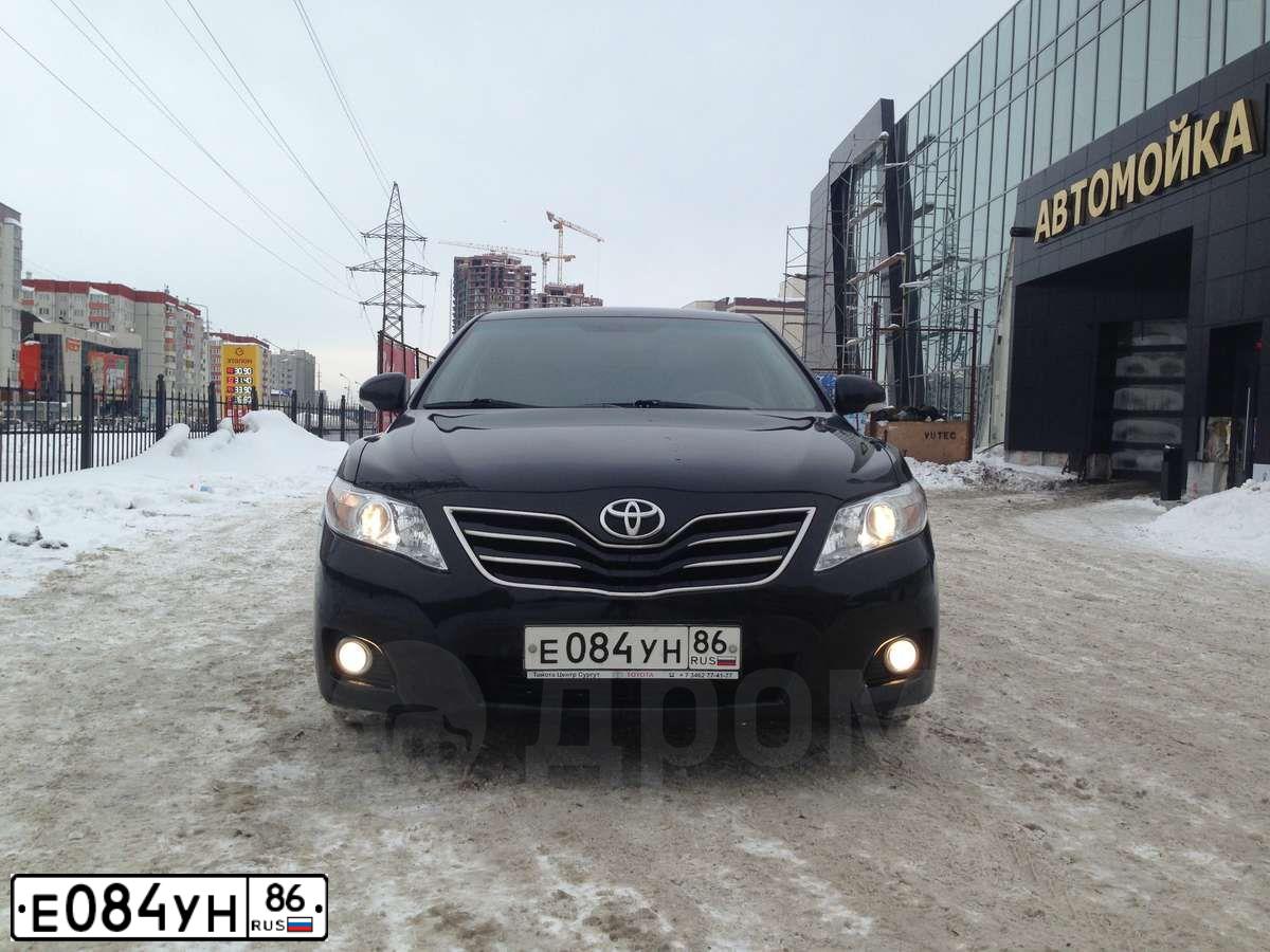 Фото автомобиля TOYOTA CAMRY, 2010 — госномер Е084УН86. Цвет: ЧЕРНЫЙ