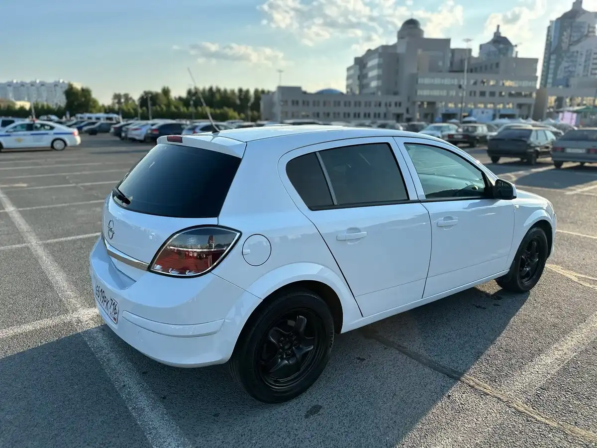 Фото автомобиля OPEL ASTRA, 2013 — госномер Е619РК716. Цвет: Белый