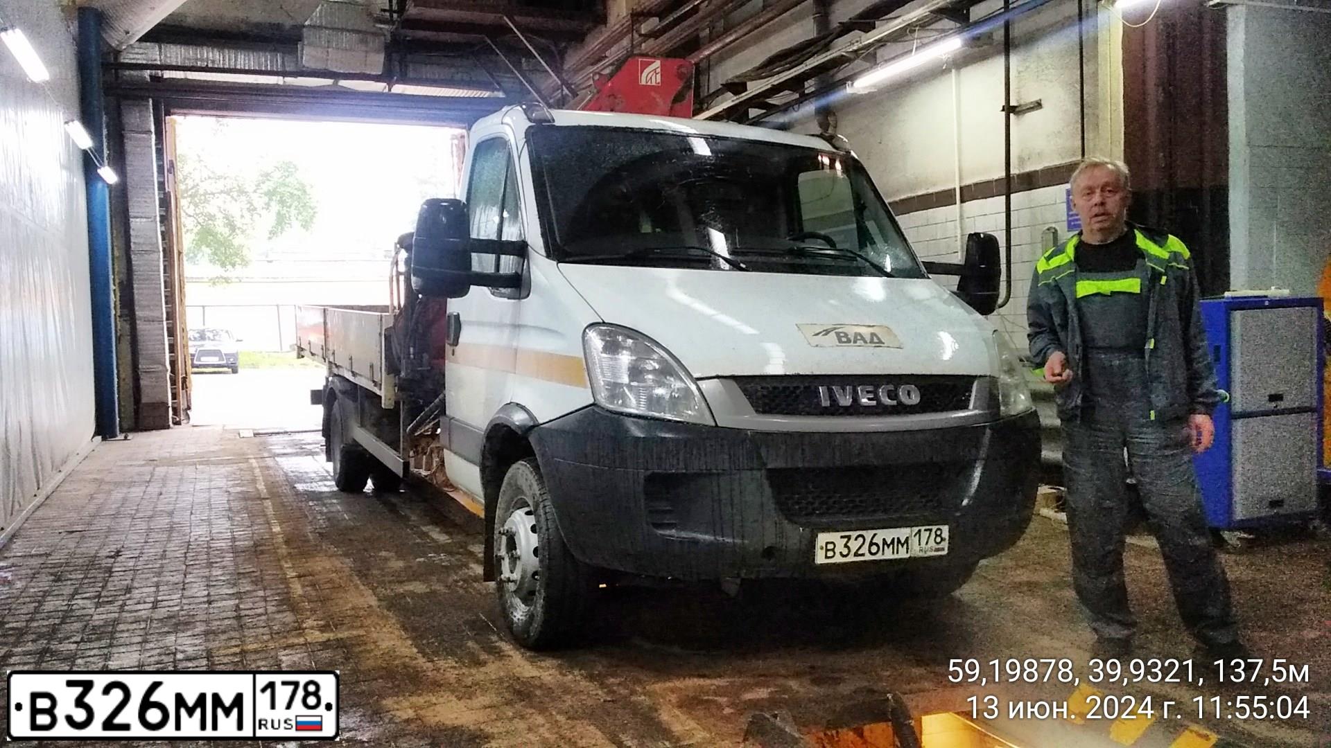 Фото автомобиля IVECO DAILY, 2012 — госномер В326ММ178. Цвет: Белый