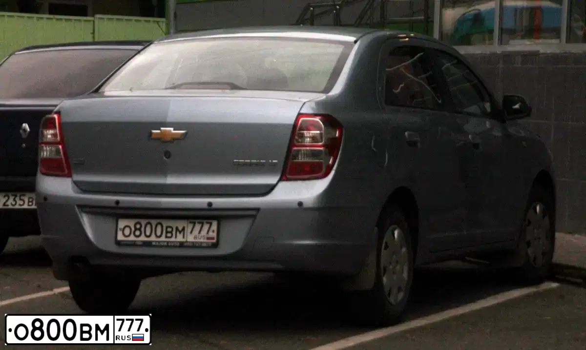 Фото автомобиля CHEVROLET COBALT, 2013 — госномер О800ВМ777. Цвет: СЕРЫЙ СВЕТЛЫЙ