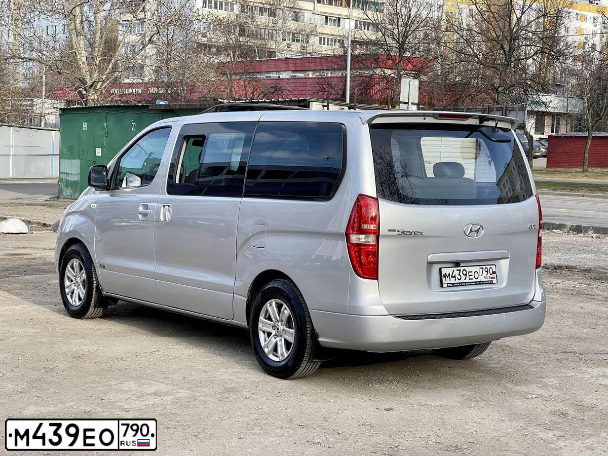 Фото автомобиля HYUNDAI GRAND STAREX, 2008 — госномер М771ТО178. Цвет: СЕРЫЙ