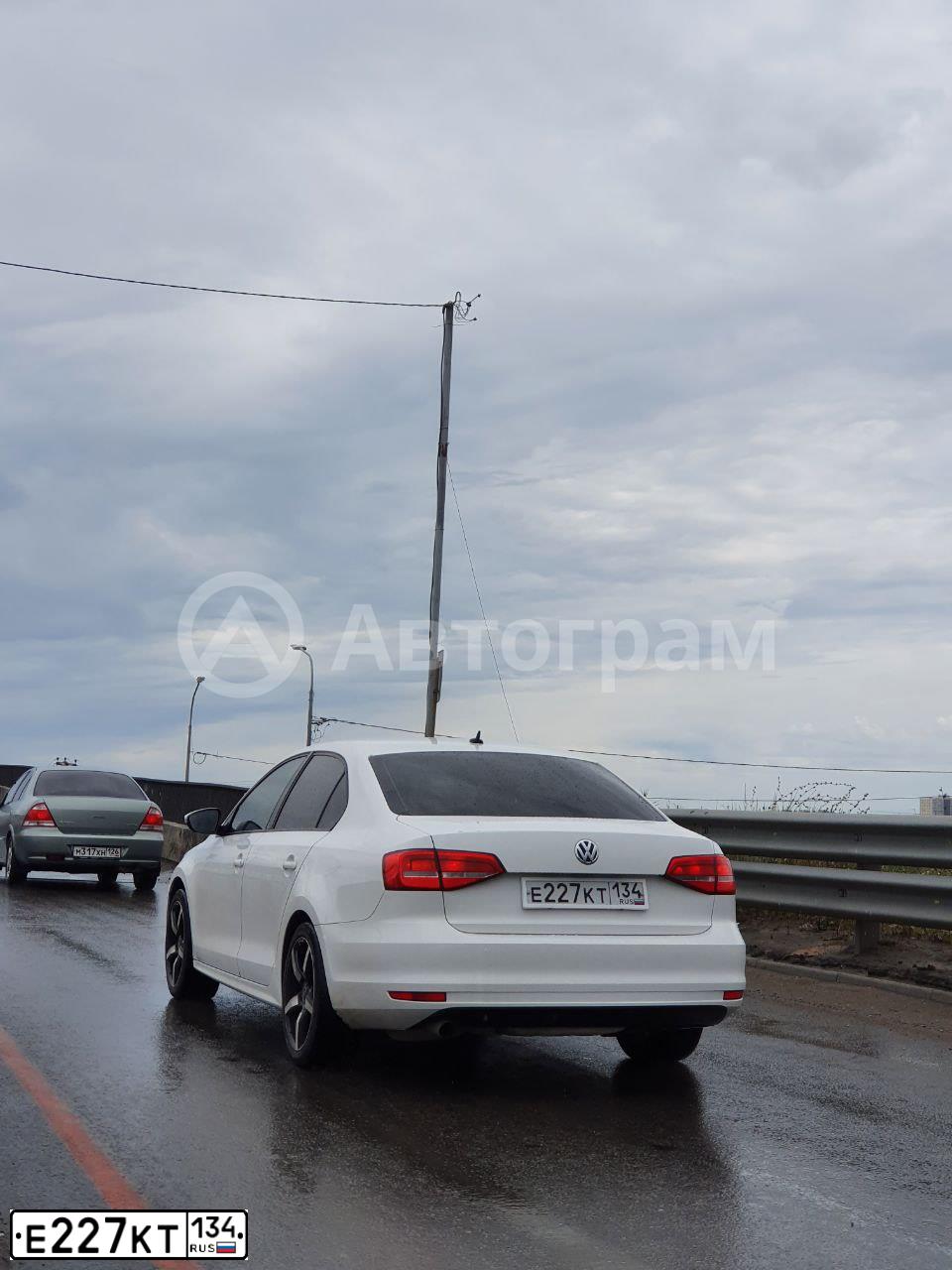 Фото автомобиля VOLKSWAGEN JETTA, 2015 — госномер Е227КТ134. Цвет: Белый