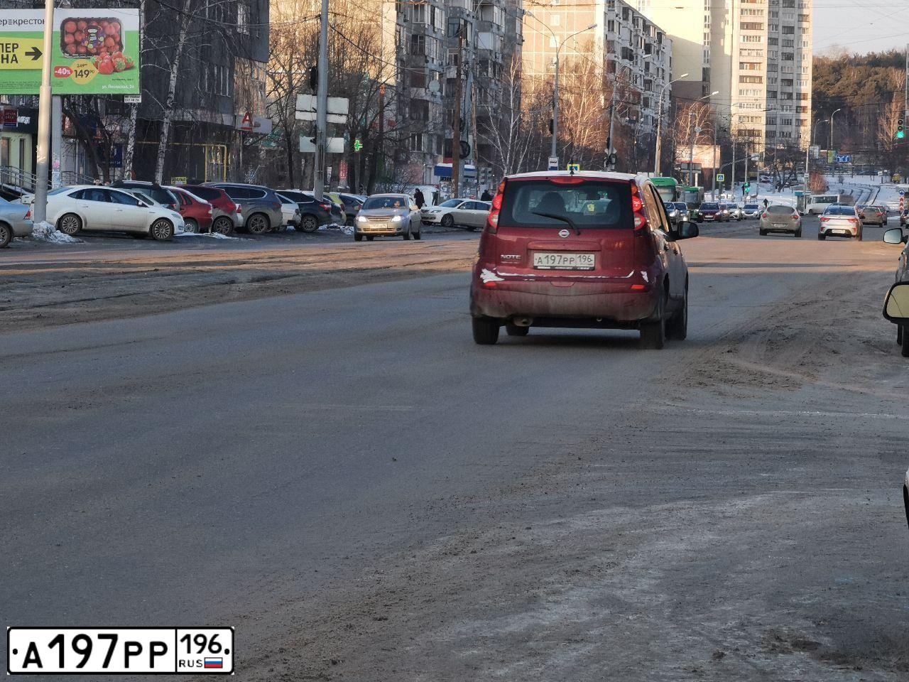 Фото автомобиля NISSAN NOTE, 2012 — госномер А197РР196. Цвет: Красный