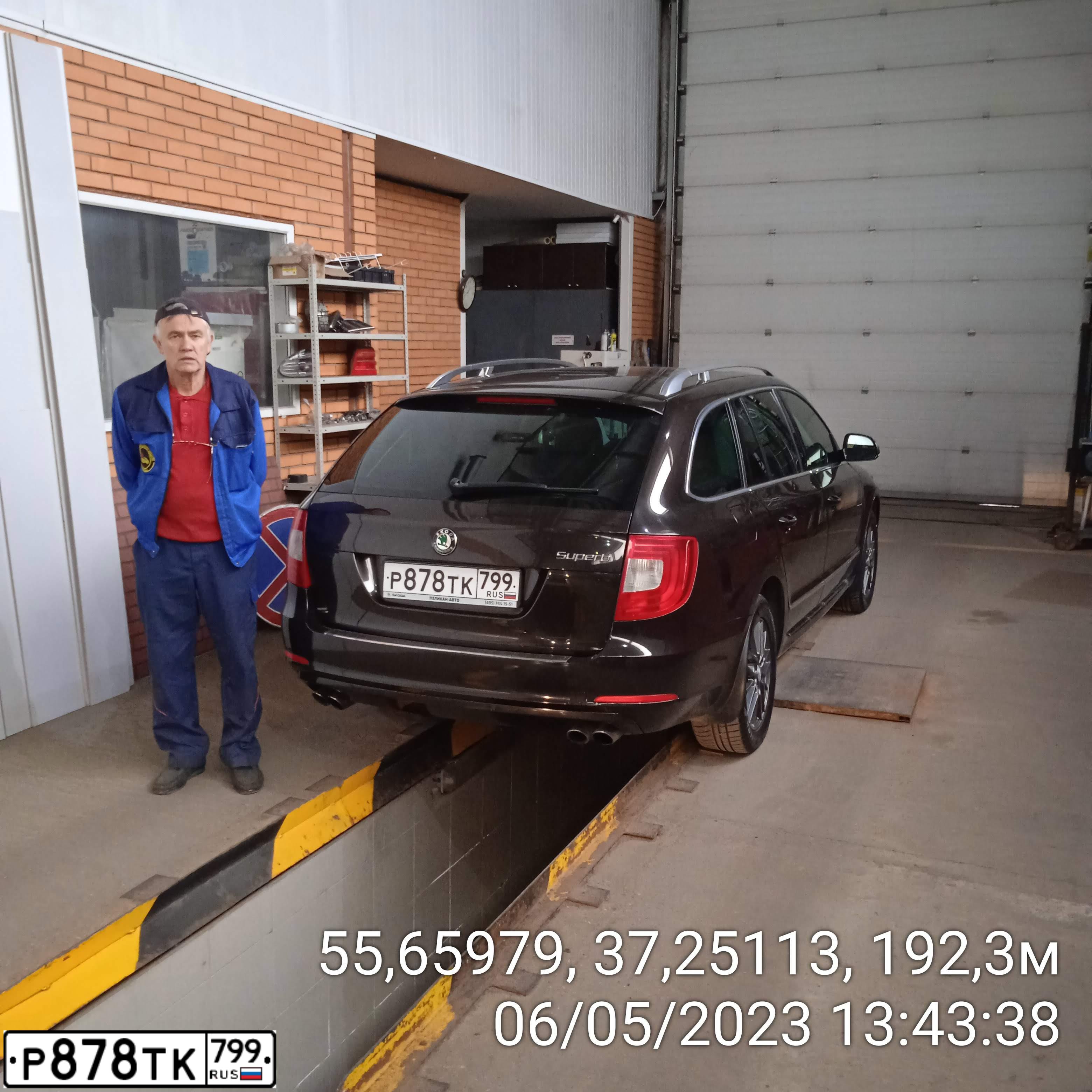 Фото автомобиля SKODA SUPERB, 2012 — госномер Р878ТК799. Цвет: Коричневый