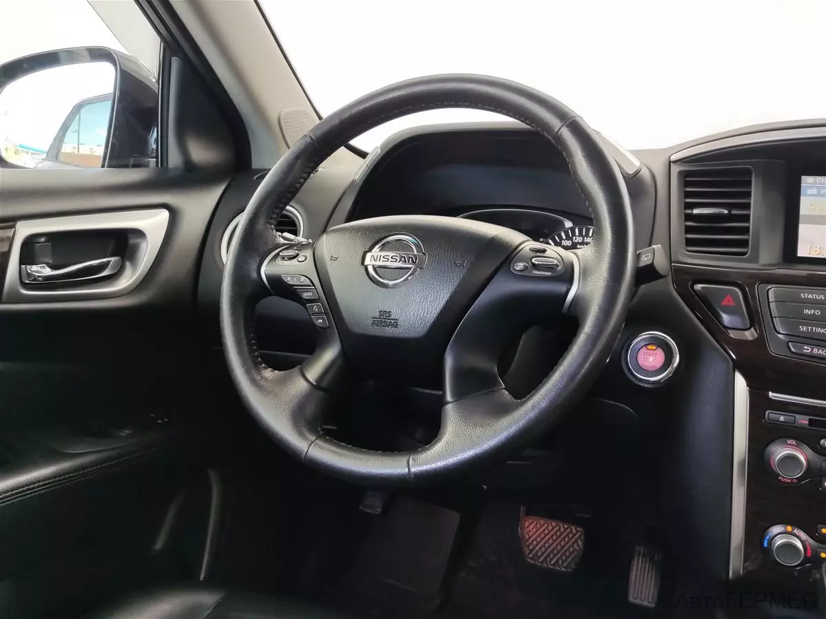 Фото автомобиля NISSAN PATHFINDER, 2015 — госномер В520ТХ124. Цвет: Серебристый