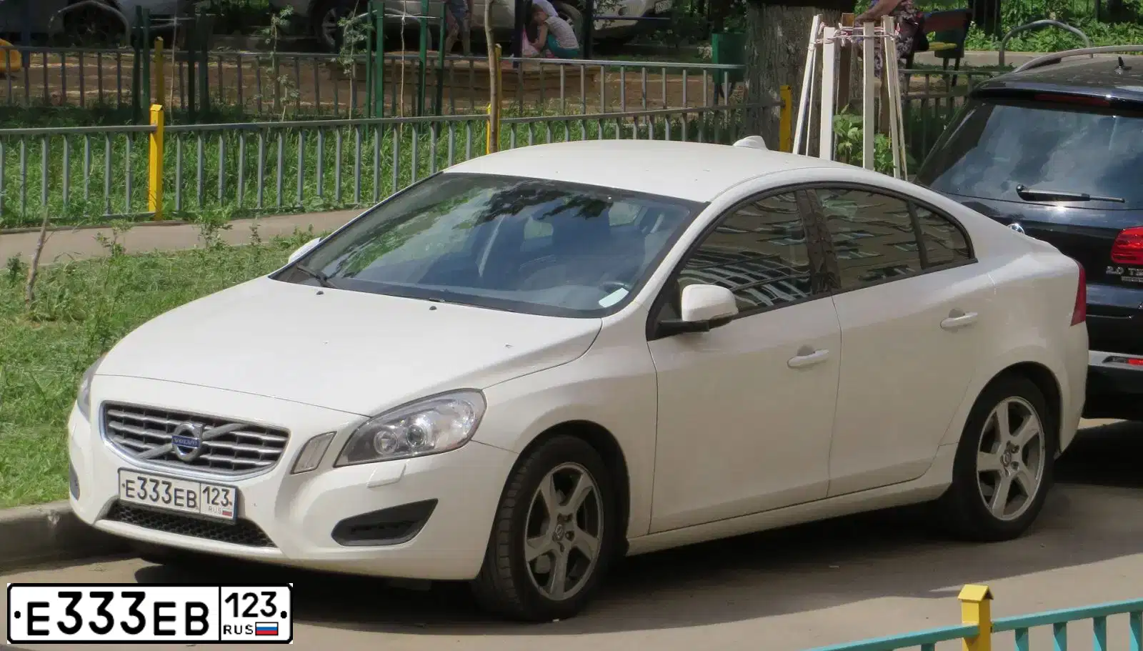 Фото автомобиля VOLVO S60, 2012 — госномер У042АМ193. Цвет: Белый