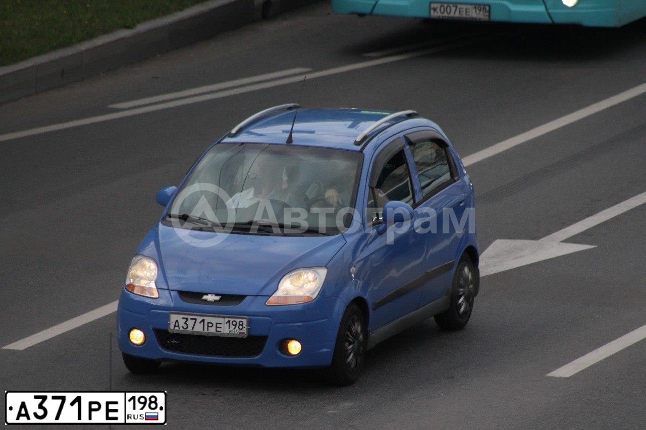 Фото автомобиля CHEVROLET SPARK, 2009 — госномер А371РЕ198. Цвет: голубой