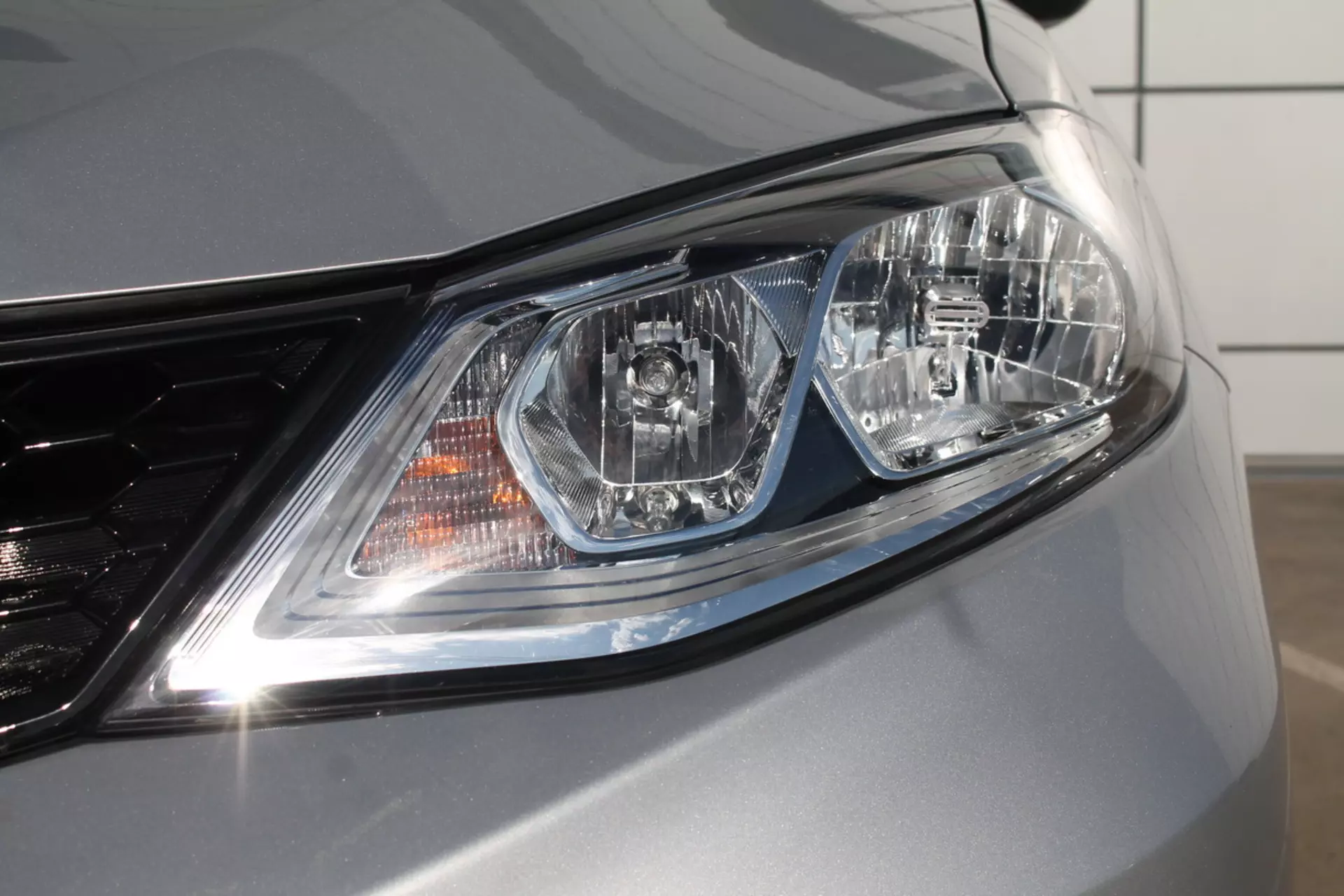 Фото автомобиля NISSAN TIIDA, 2015. Цвет: Серебристый
