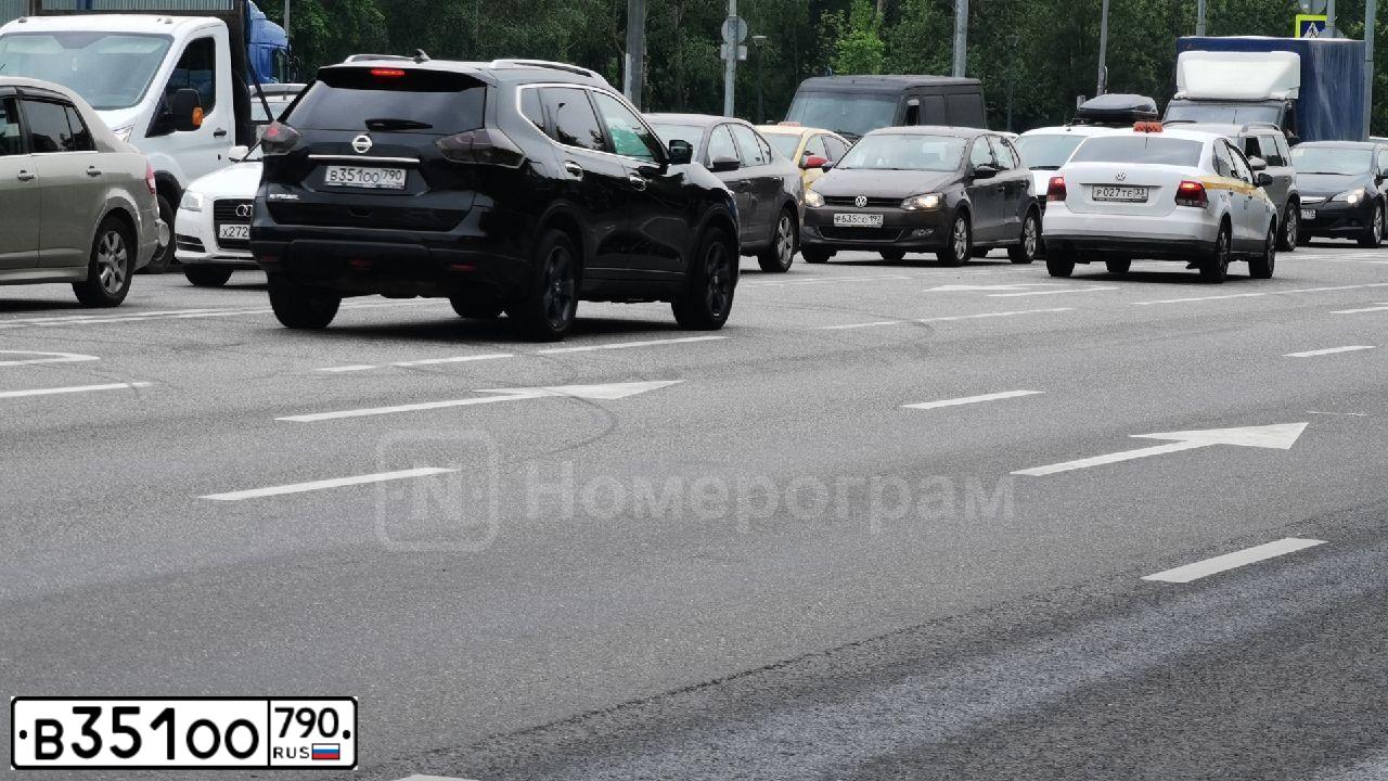 Фото автомобиля NISSAN X-TRAIL, 2018 — госномер М425МА799. Цвет: ЧЕРНЫЙ