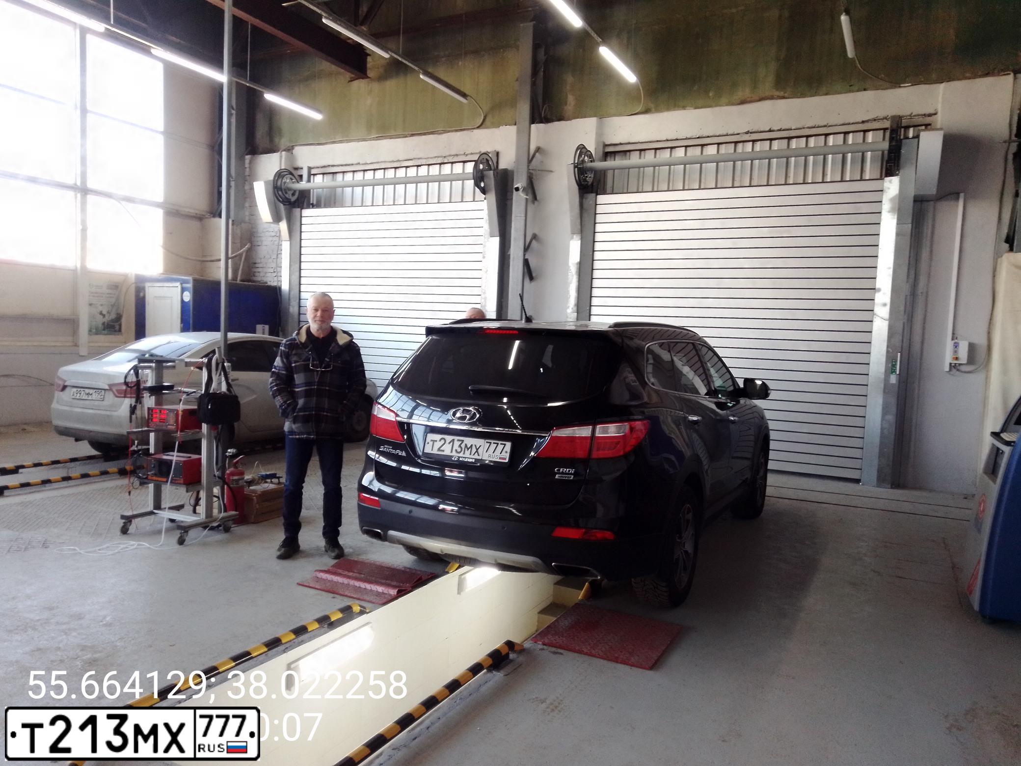 Фото автомобиля HYUNDAI GRAND SANTA FE, 2014 — госномер Т213МХ777. Цвет: ЧЕРНЫЙ