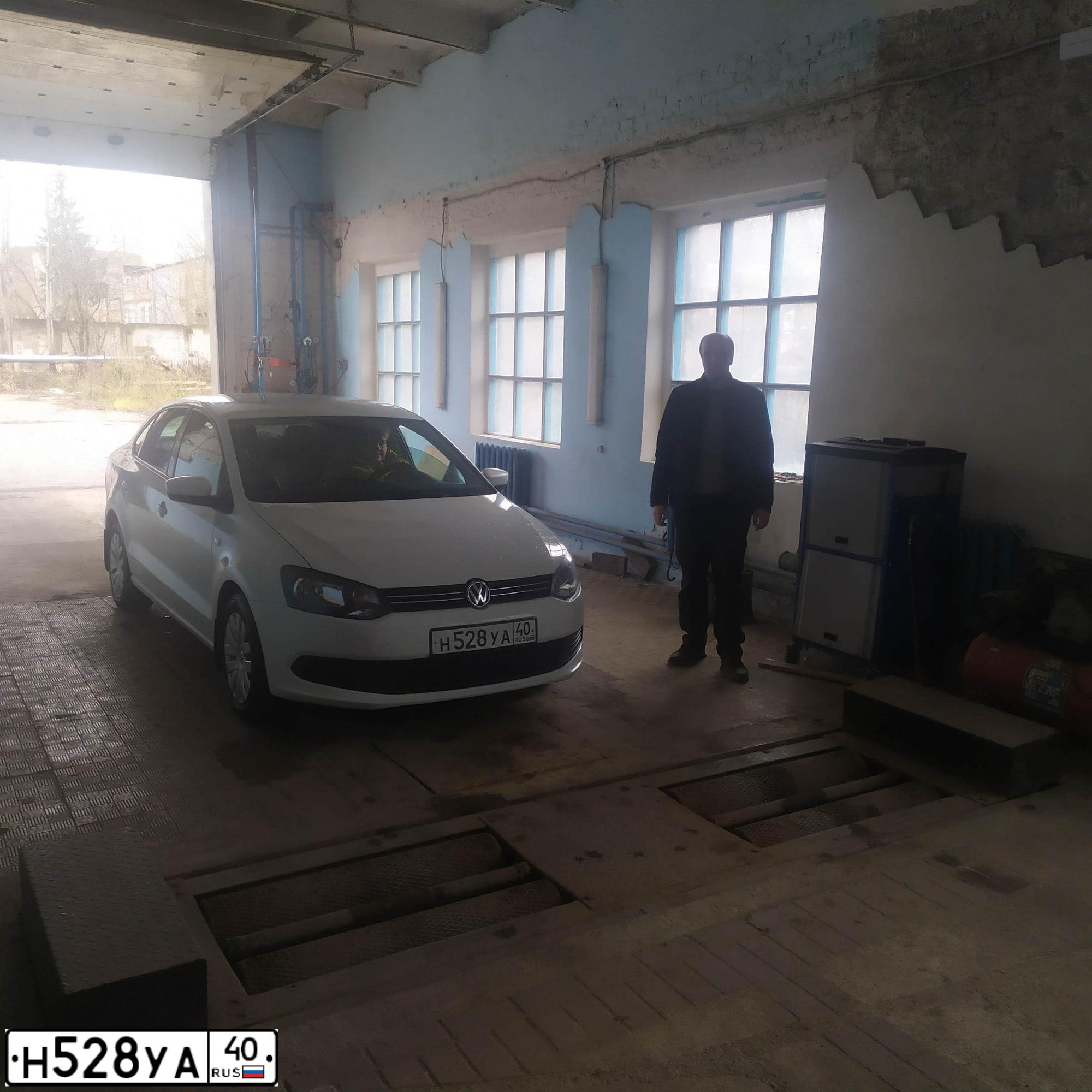 Фото автомобиля VOLKSWAGEN POLO, 2014 — госномер Н528УА40. Цвет: БЕЛЫЙ