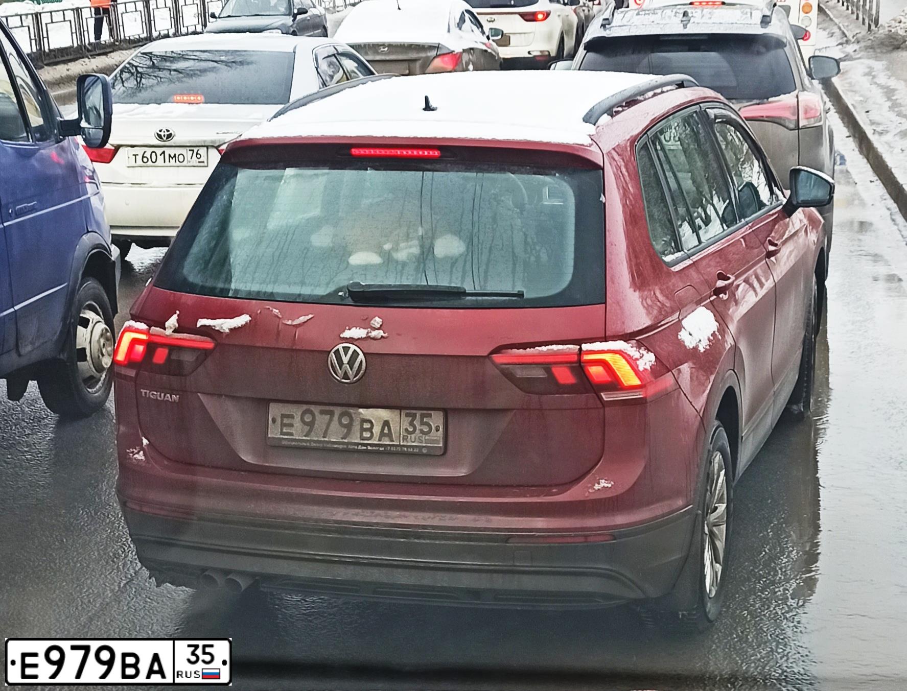 Фото автомобиля VOLKSWAGEN TIGUAN, 2020 — госномер М389УТ35. Цвет: ВИШНЕВЫЙ
