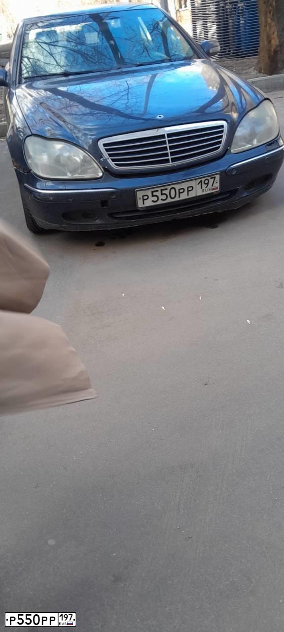Фото автомобиля MERCEDES S-KLASSE, 2000 — госномер Р550РР197. Цвет: синий