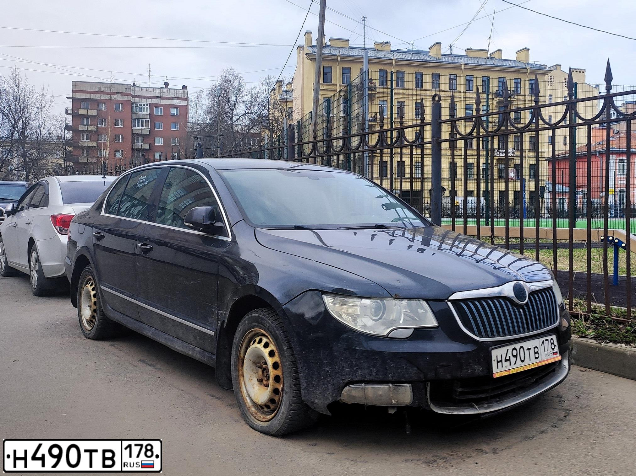 Фото автомобиля SKODA SUPERB, 2012 — госномер Н490ТВ178. Цвет: ЧЕРНЫЙ