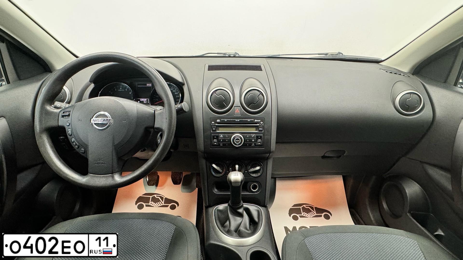 Фото автомобиля NISSAN QASHQAI, 2011 — госномер О402ЕО11. Цвет: ЧЕРНЫЙ