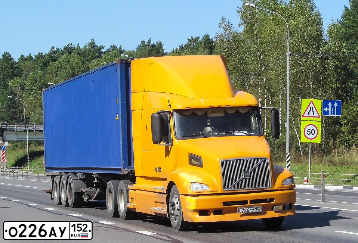 Фото автомобиля VOLVO SERIE VNL /6X4/, 2002 — госномер О226АУ152. Цвет: ЖЁЛТЫЙ