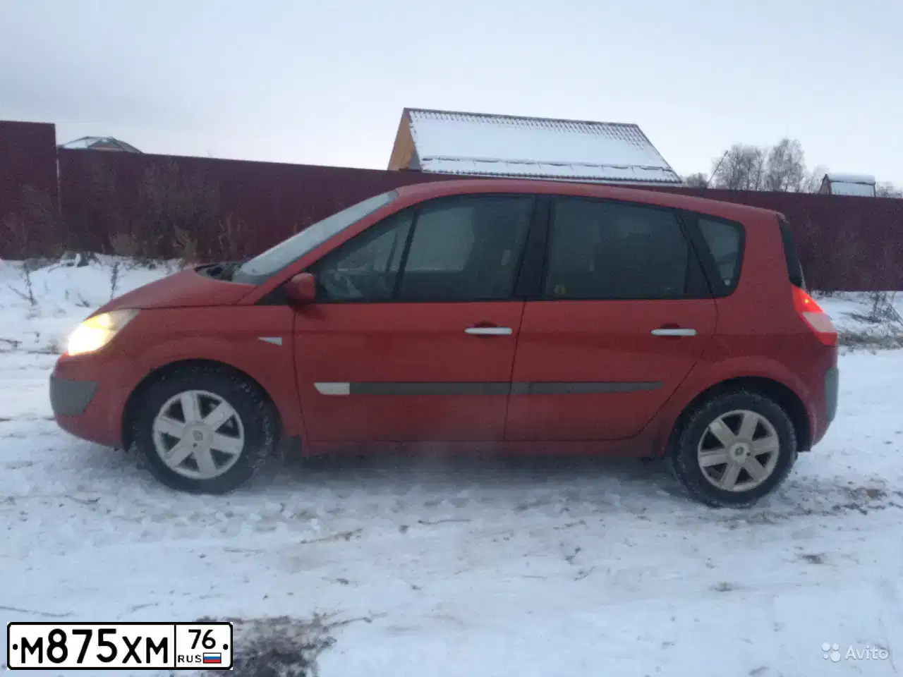 Фото автомобиля RENAULT MEGANE /GRAND/ SCENIC, 2005 — госномер К548АА35. Цвет: Красный