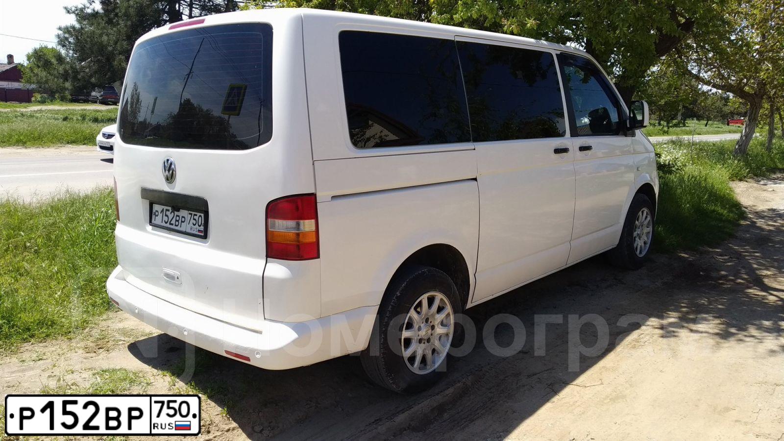 Фото автомобиля VOLKSWAGEN TRANSPORTER, 2006 — госномер Р152ВР750. Цвет: Белый