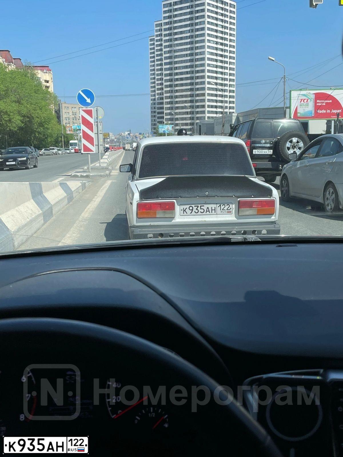 Фото автомобиля LADA 2107 LADA, 2004 — госномер У373ЕУ138. Цвет: ЯРКО БЕЛЫЙ