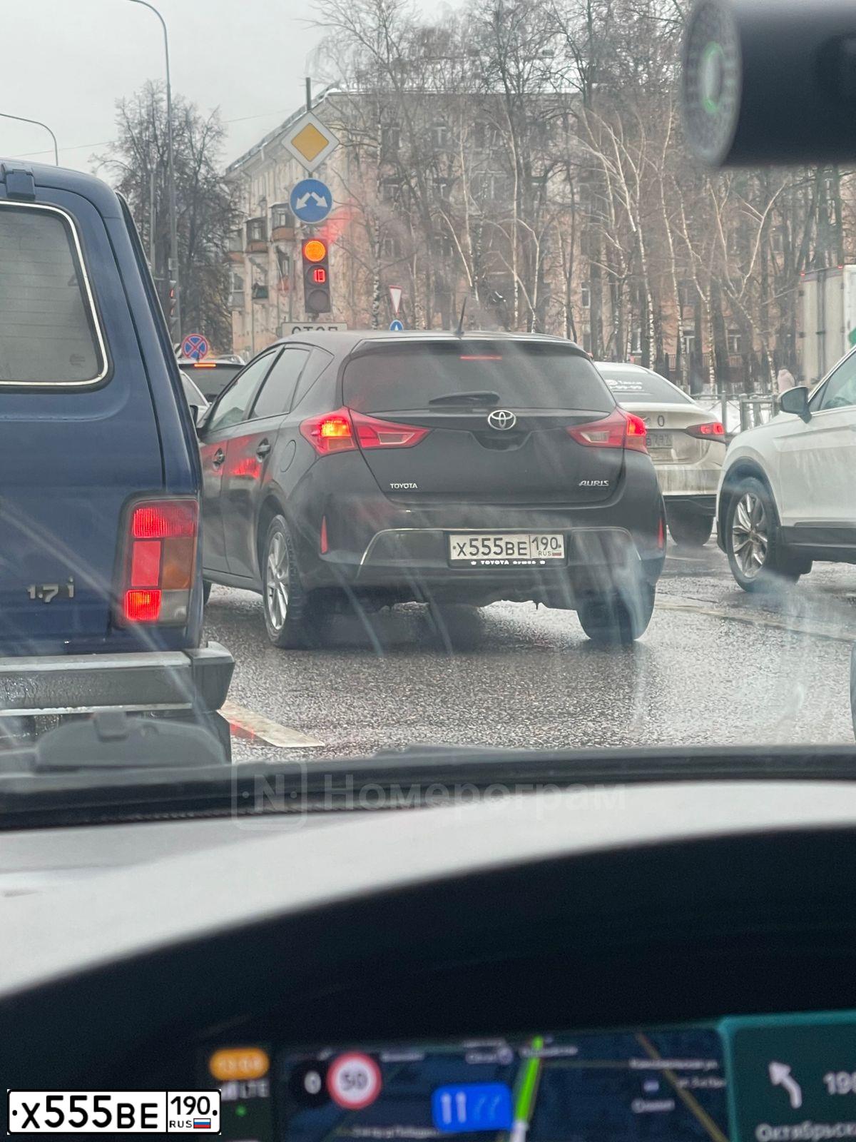 Фото автомобиля TOYOTA AURIS, 2014 — госномер Х555ВЕ190. Цвет: ЧЕРНЫЙ