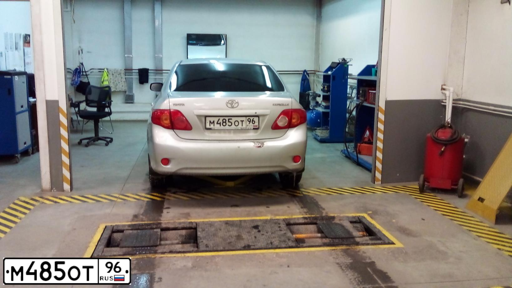 Фото автомобиля TOYOTA COROLLA, 2008 — госномер М485ОТ96. Цвет: СВЕТЛО-СЕРЫЙ