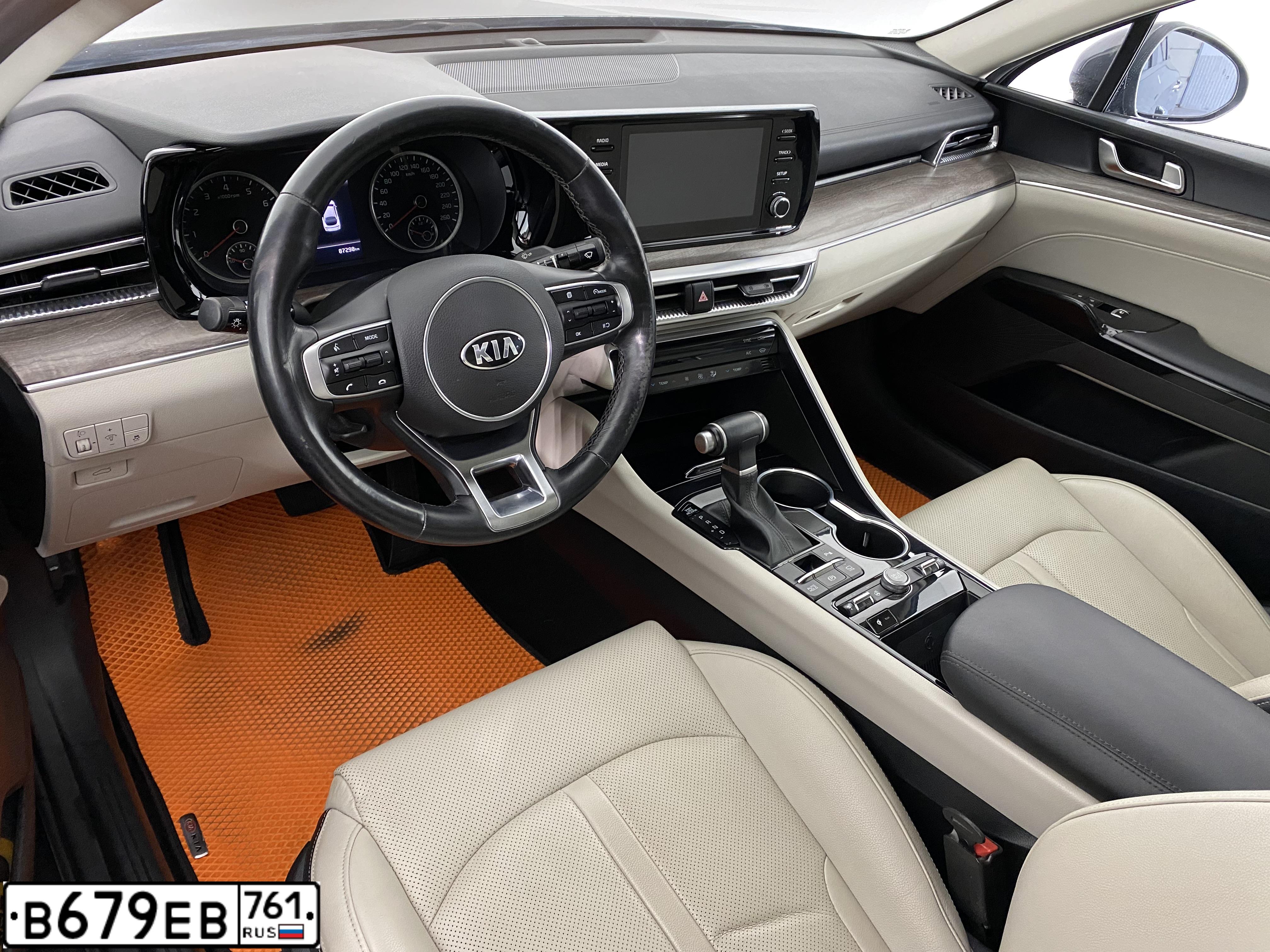 Фото автомобиля KIA K5, 2020 — госномер В585ХУ37. Цвет: СЕРЫЙ