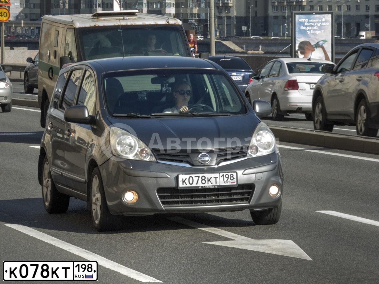 Фото автомобиля NISSAN NOTE, 2011 — госномер К078КТ198. Цвет: Серый