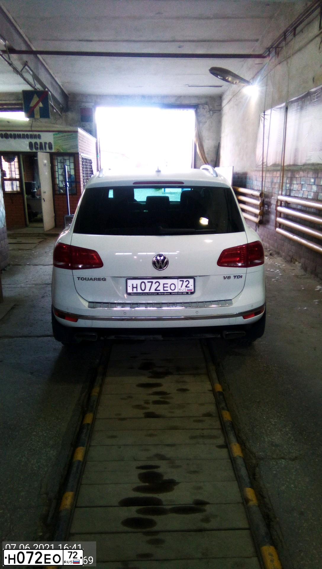Фото автомобиля VOLKSWAGEN TOUAREG, 2017 — госномер Н072ЕО72. Цвет: БЕЛЫЙ