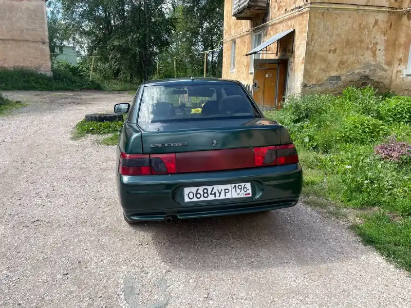 Фото автомобиля LADA 2110, 2003 — госномер О684УР196. Цвет: Темно-зеленый