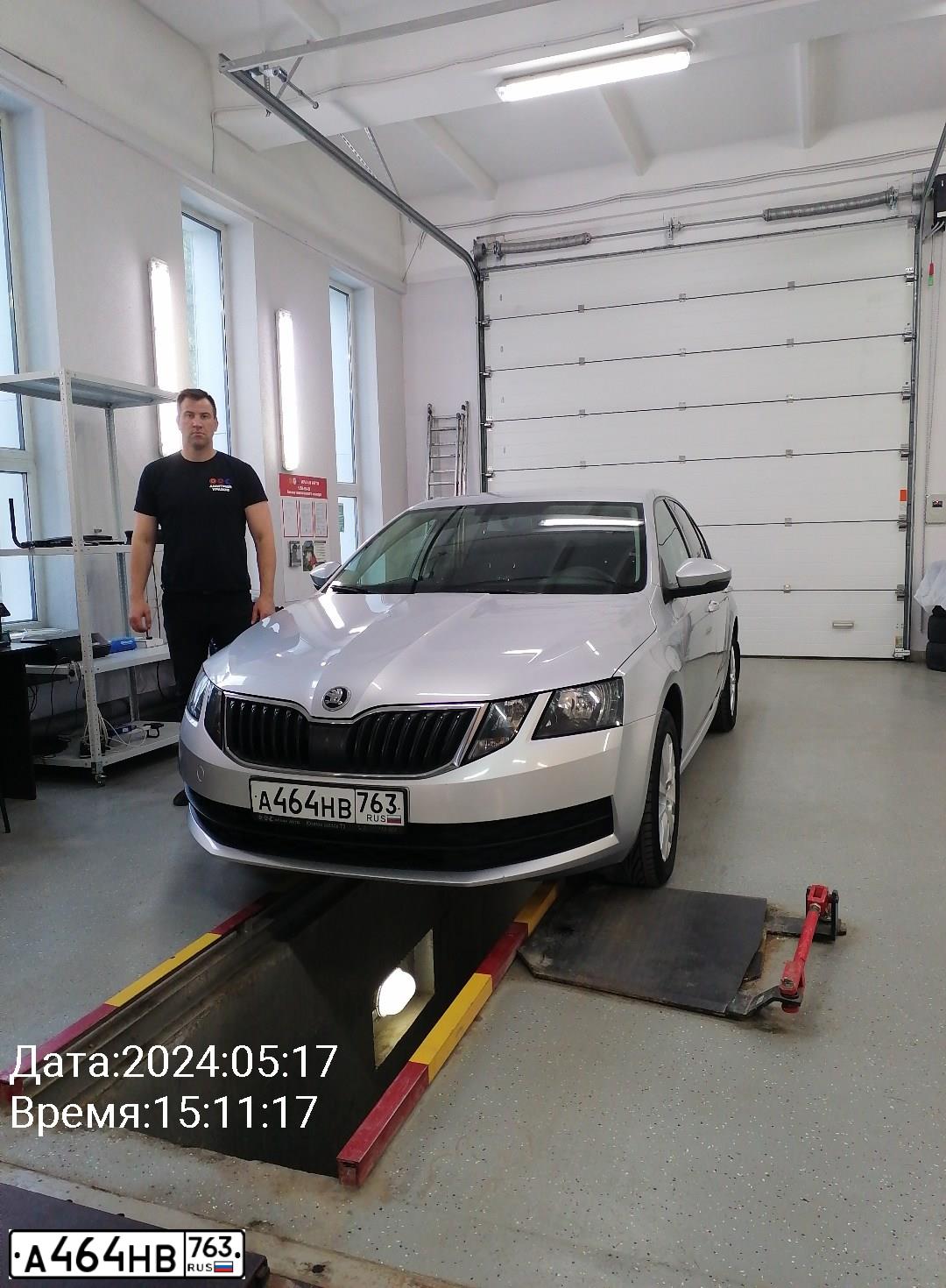 Фото автомобиля SKODA OCTAVIA, 2017 — госномер А464НВ763. Цвет: Серебристый