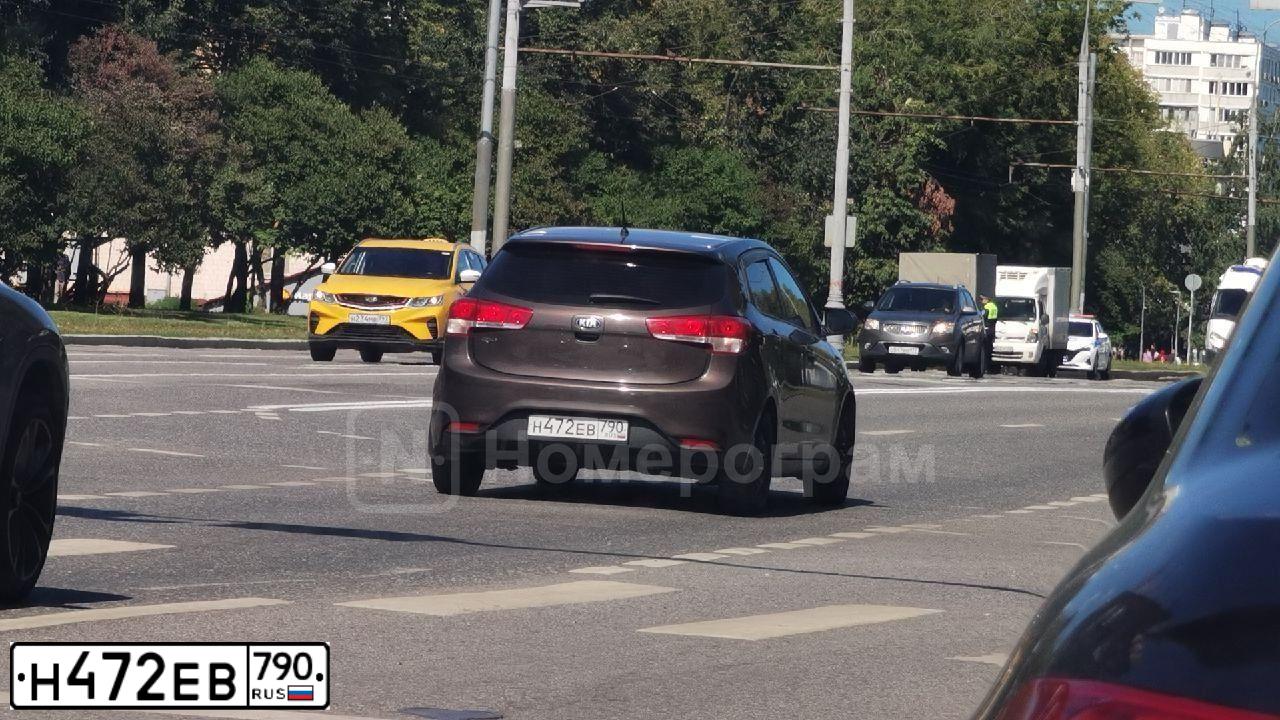 Фото автомобиля KIA RIO, 2015 — госномер Н472ЕВ790. Цвет: Коричневый
