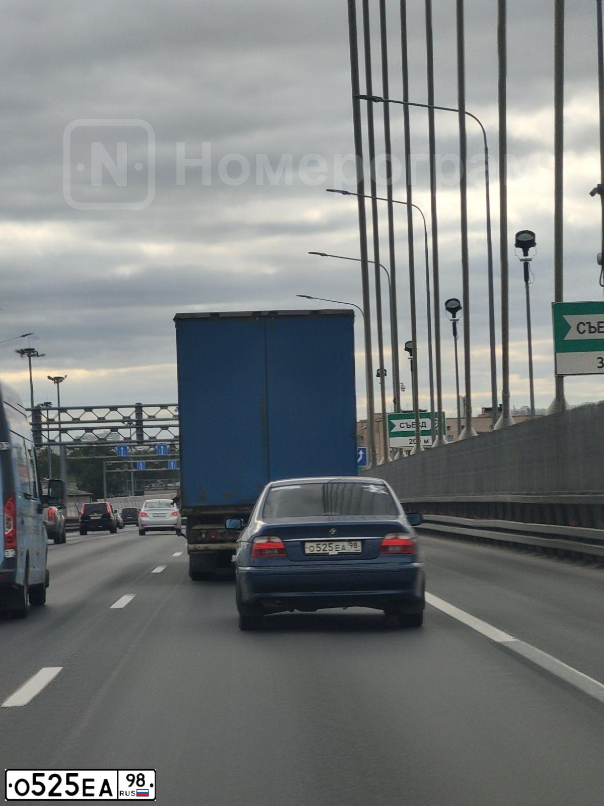 Фото автомобиля BMW W SERIE 5, 2002 — госномер О525ЕА98. Цвет: СИНИЙ