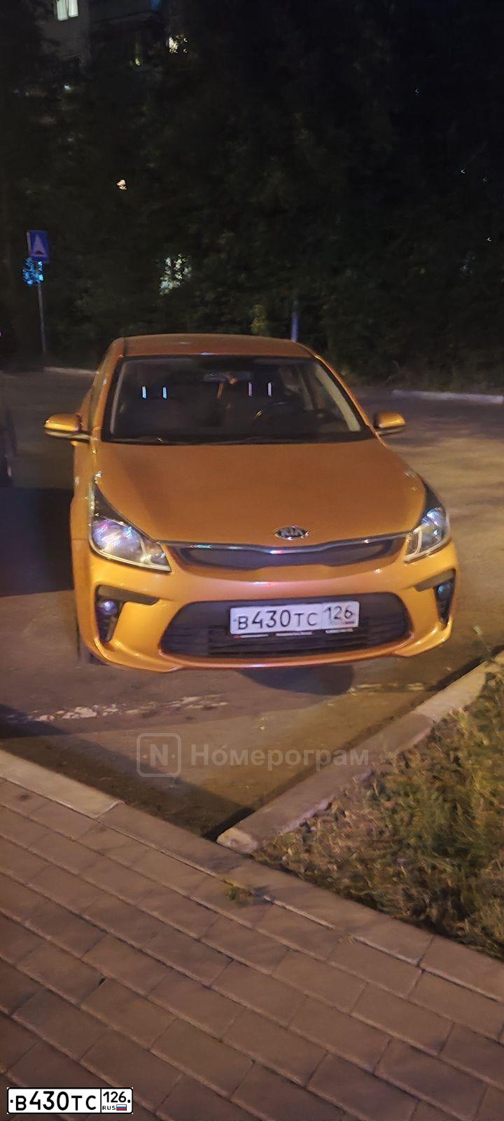Фото автомобиля KIA RIO, 2017 — госномер В430ТС126. Цвет: ОРАНЖЕВЫЙ
