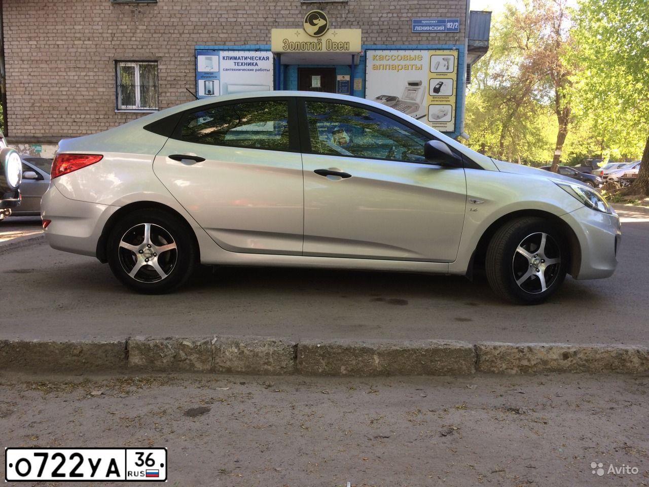 Фото автомобиля HYUNDAI SOLARIS, 2013 — госномер О722УА36. Цвет: серебристый