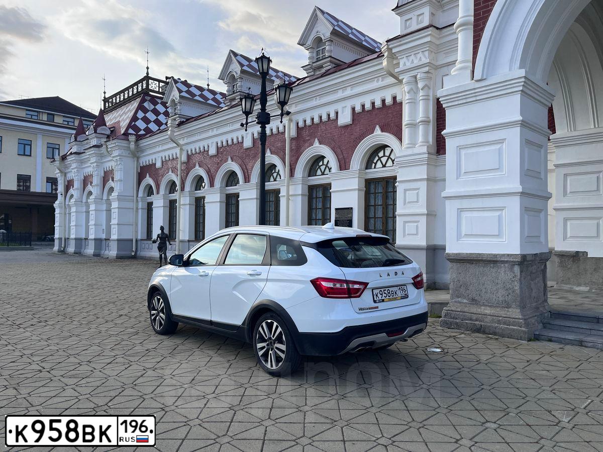 Фото автомобиля LADA VESTA, 2018 — госномер К958ВК196. Цвет: БЕЛЫЙ