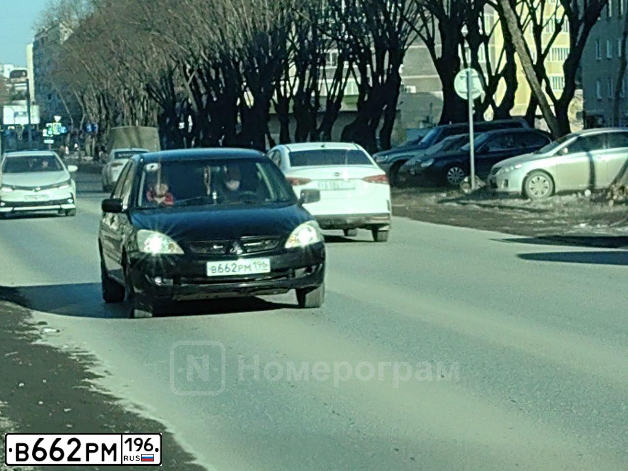 Фото автомобиля MITSUBISHI LANCER, 2005 — госномер Е811ЕЕ116. Цвет: ЧЕРНЫЙ