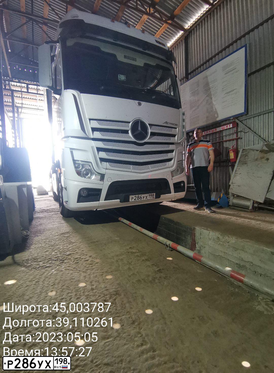 Фото автомобиля MERCEDES ACTROS, 2020 — госномер У587АМ774. Цвет: Белый